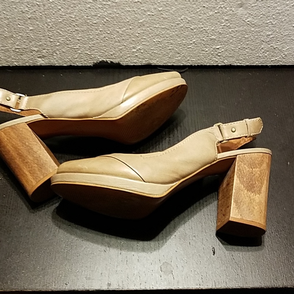 Fossil shoes with peep toe